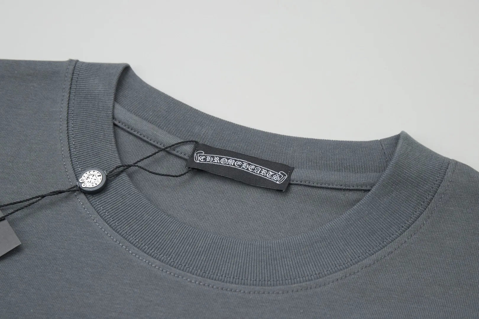 🅿️230 ✨CH✨🆕25SS spring and summer new style Crow Heart ✝ Rack logo leather label hot-drilled short sleeves Light luxury essential item for daily commuting for men and women Correct version Welcome to compare Detailed features · 260 grams of 100% pure cotton double yarn jersey fabric · Custom dyed in the same cylinder, special thickened 32 pieces of double-strand 1X1 thread · Double-needle stitching and cross-stitching technology · Original main mark, washed tag, brand moisture-proof paper packaging Color: white/black/purple/grey Size: S/M/L/XL